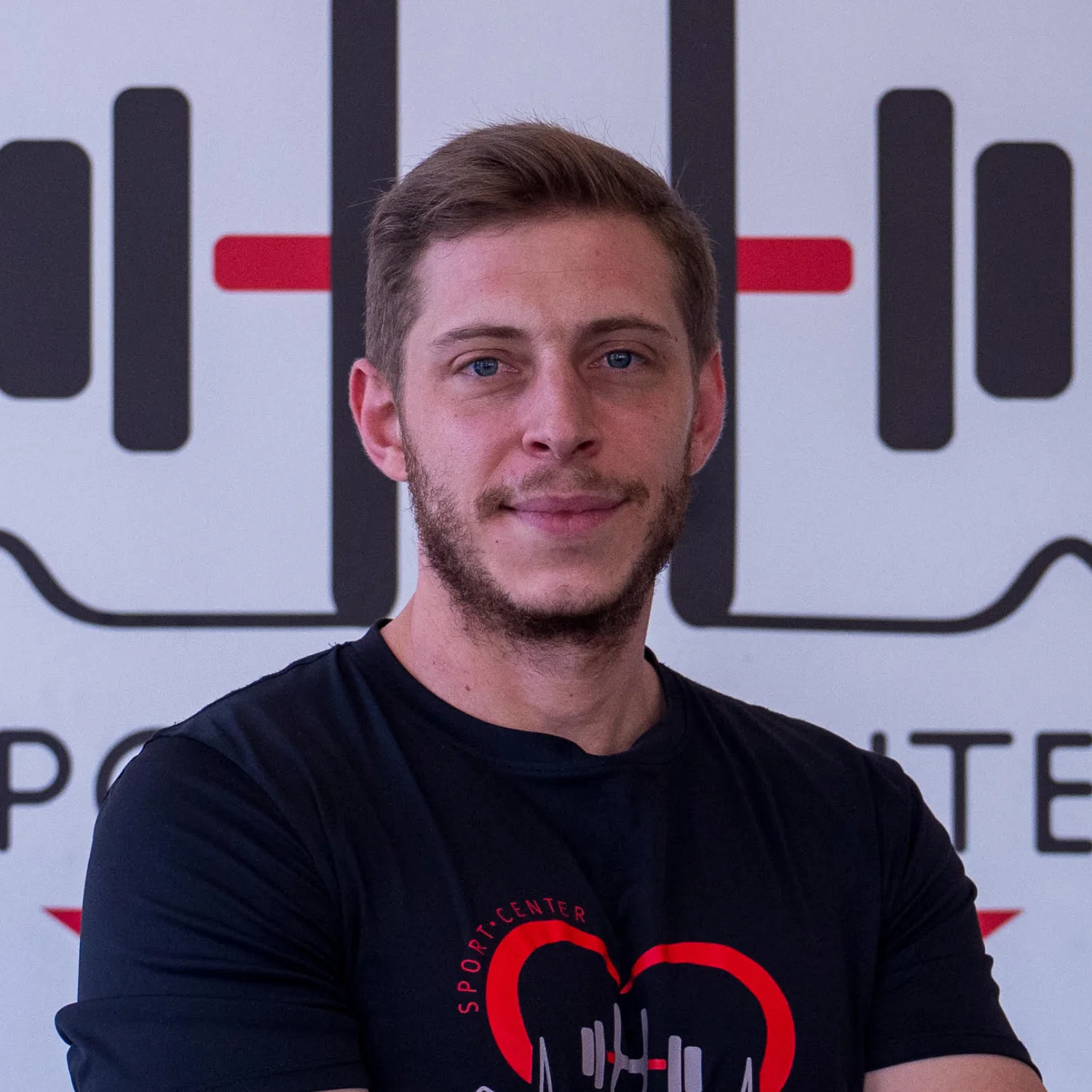 Su objetivo es ayudarte a mejorar tu salud, tu condición física y tu calidad de vida a través de programas de entrenamiento totalmente adaptados a tus necesidades, objetivos y nivel de experiencia con un seguimiento cercano para garantizar una progresión segura y efectiva.